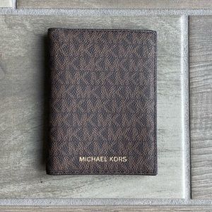 Michael Kors Bedford jet set travel passport wallet